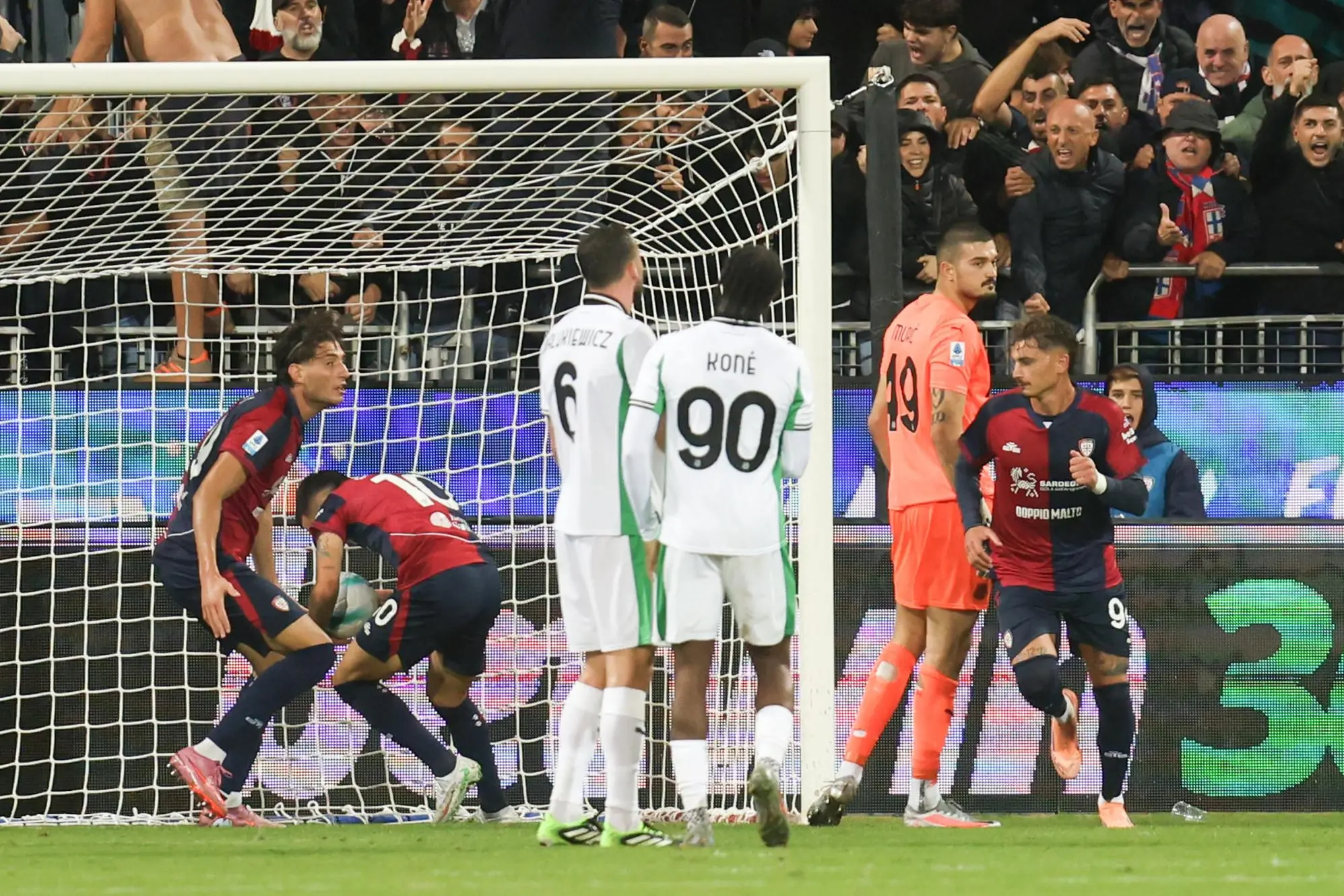 Non basta il gol di Esposito (Ansa/Fabio Murru)