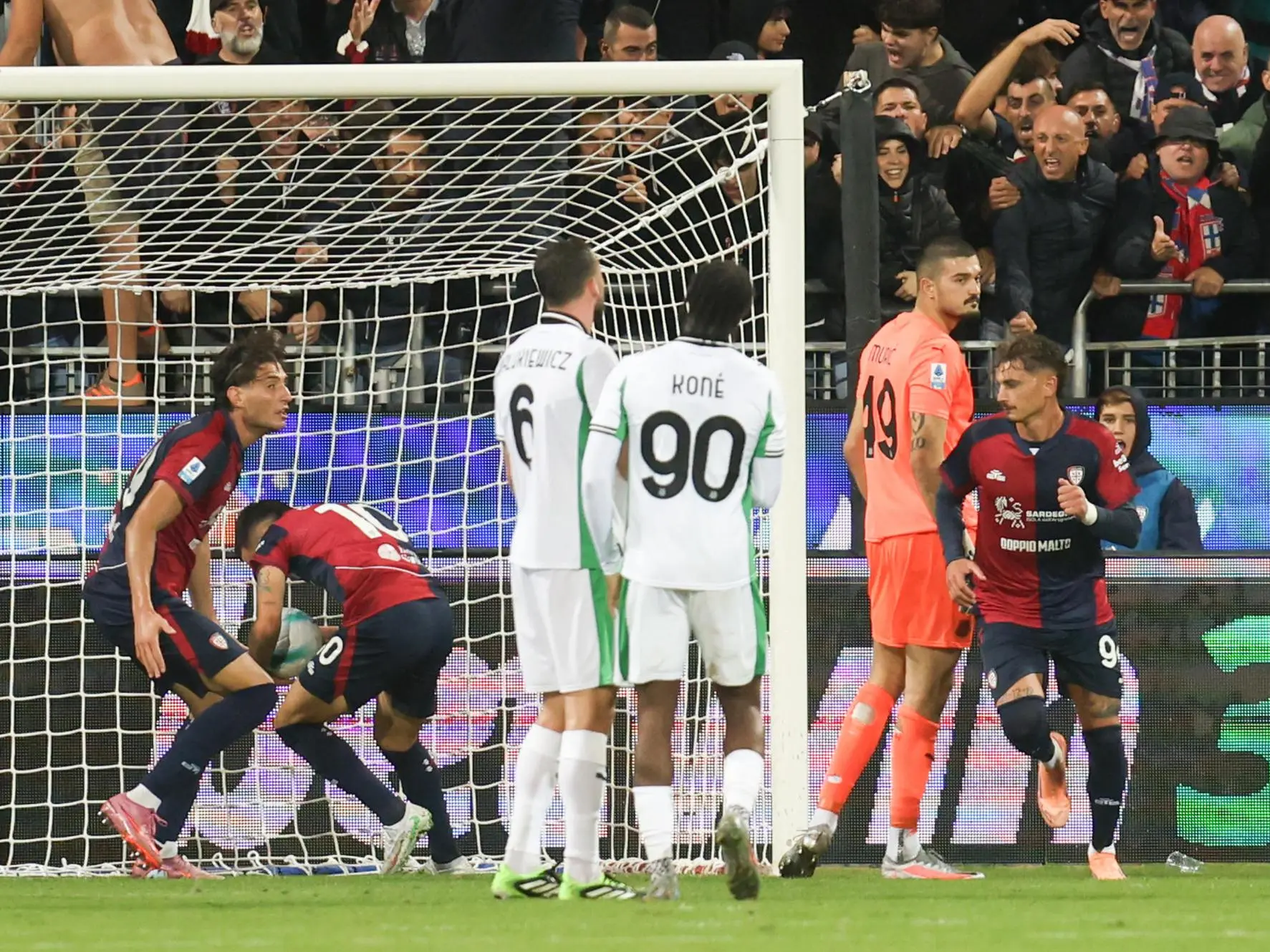 Non basta il gol di Esposito (Ansa/Fabio Murru)