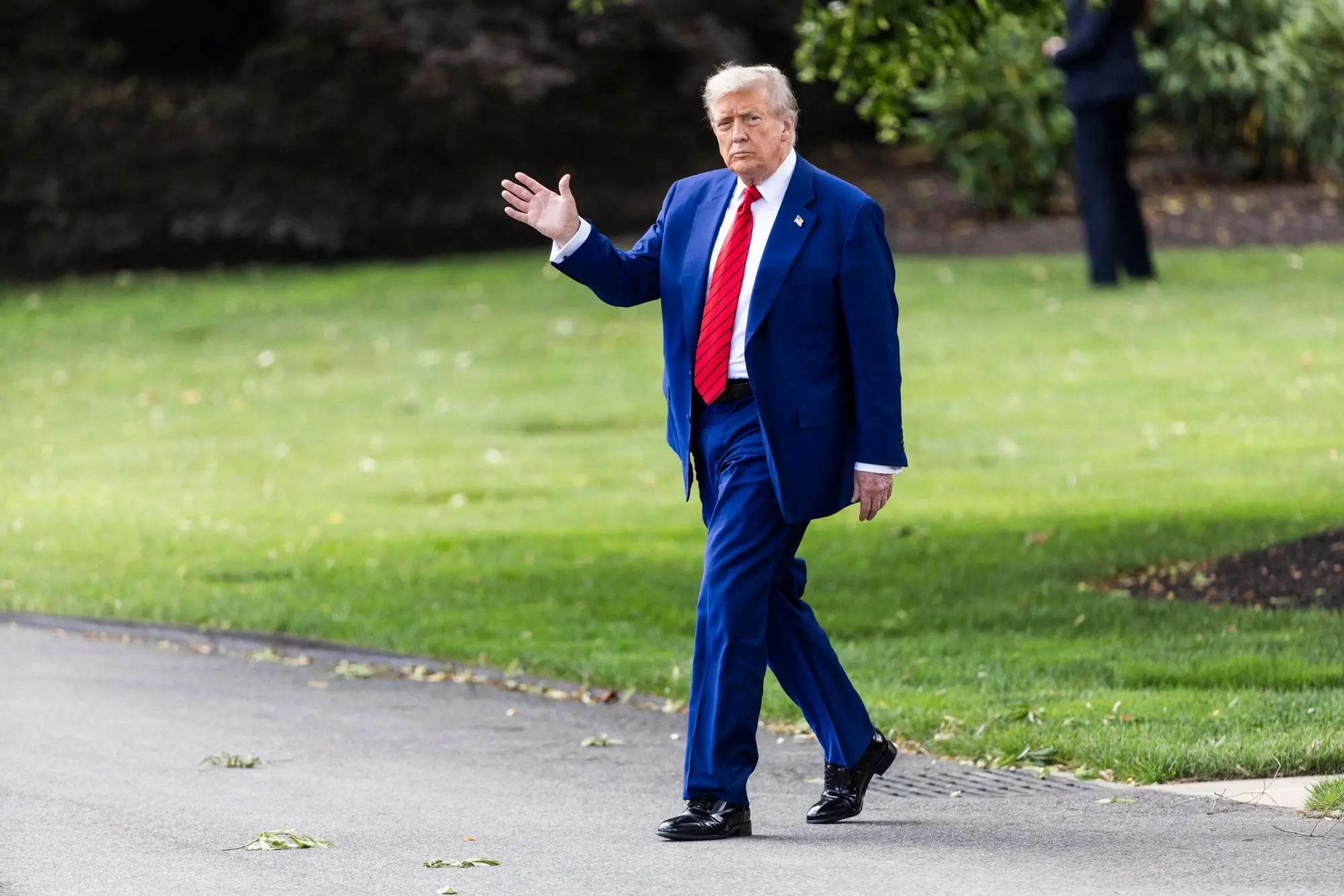 epa12188121 US President Donald Trump leaves the White House for his golf club in Bedminster, New Jersey in Washington, DC, USA, 20 June 2025. Trump didn't respond to shouted questions about the ongoing conflict between Israel and Iran. EPA/JIM LO SCALZO