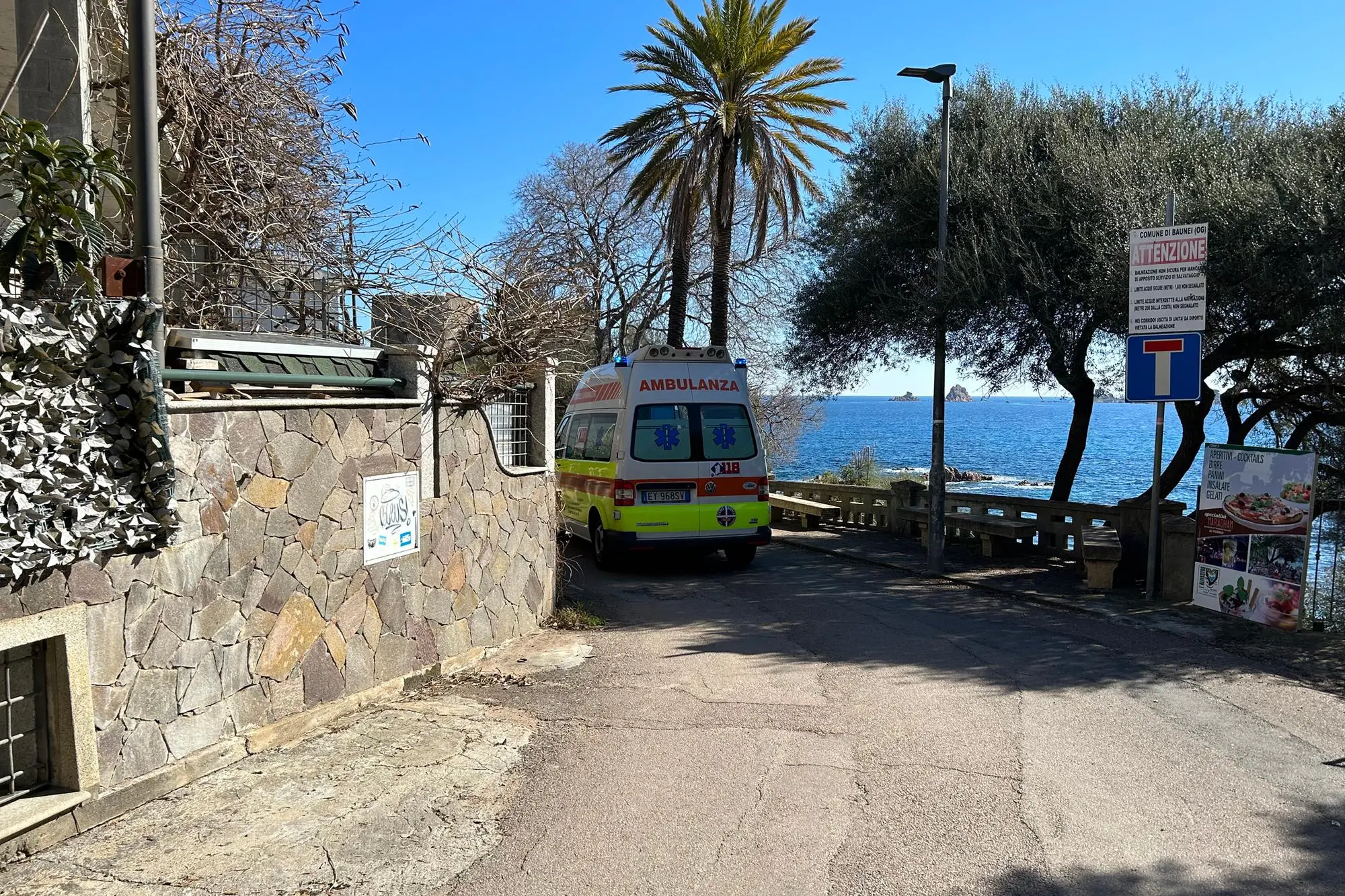 L'ambulanza del 118 in via Torre dei Saraceni a Santa Maria Navarrese (foto Secci)