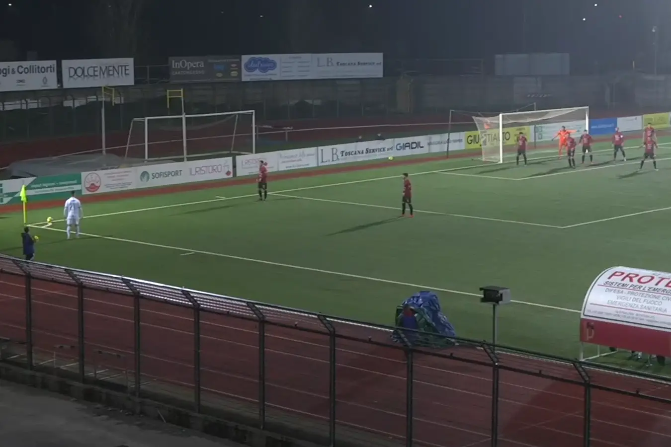 Un calcio d'angolo battuto da Ragatzu nel match Pontedera-Olbia (foto Ilenia Giagnoni)