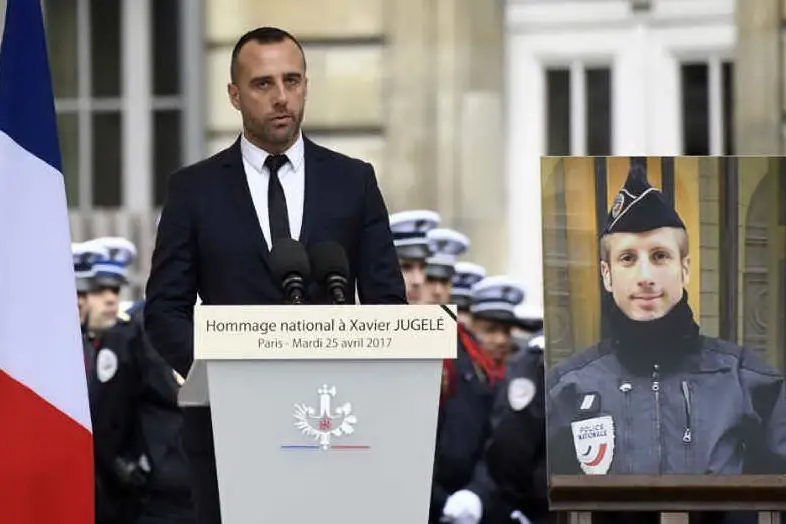 Etienne Cardiles rende omaggio al compagno Xavier, morto sugli Champs-Elysées