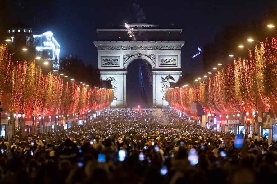 I festeggiamenti di Capodanno sugli Champs Elysees (Ansa)