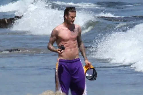 David Beckham in spiaggia a Malibu con i figli Cruz, Brooklyn e Romeo