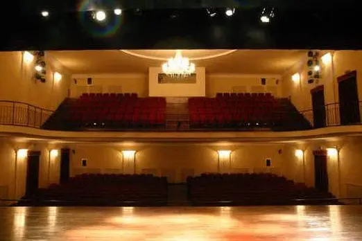 Gli interni del teatro (foto da profilo ufficiale Facebook)