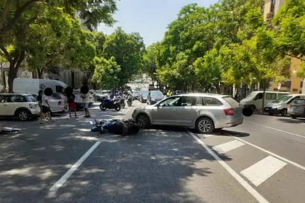 I mezzi coinvolti nell'incidente (foto polizia municipale di Cagliari)