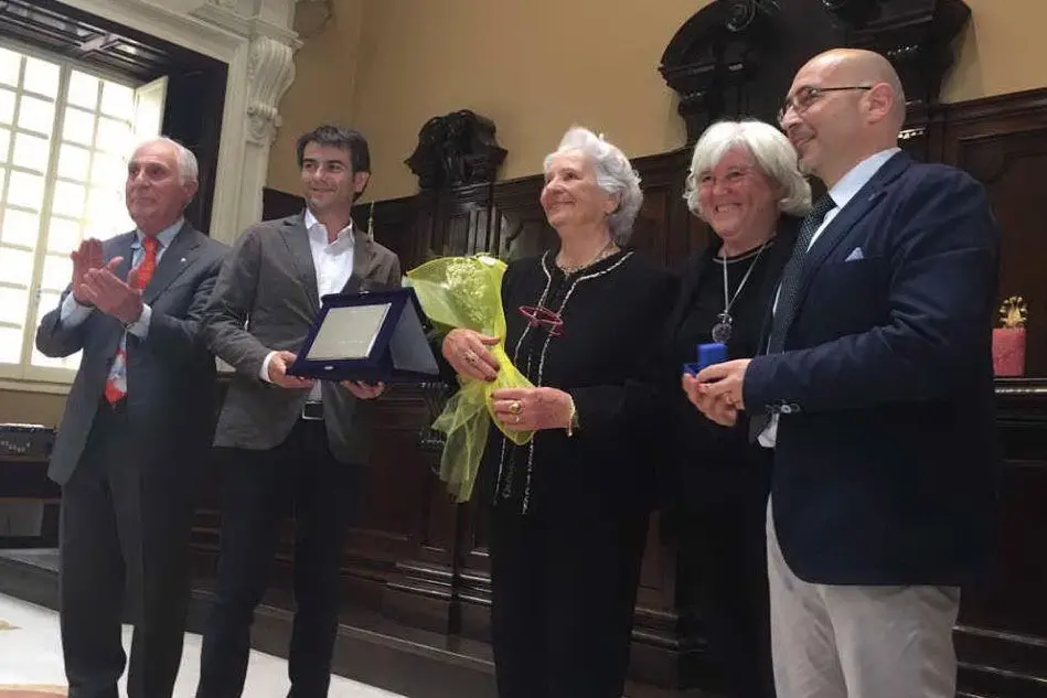 Olga Orrù (al centro) riceve il premio &quot;Una vota per lo sport&quot; dal Coni Sardegna