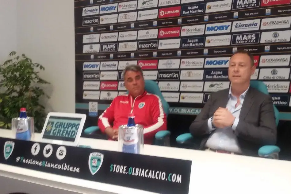 L'allenatore Mereu e il presidente dell'Olbia Marino in conferenza stampa