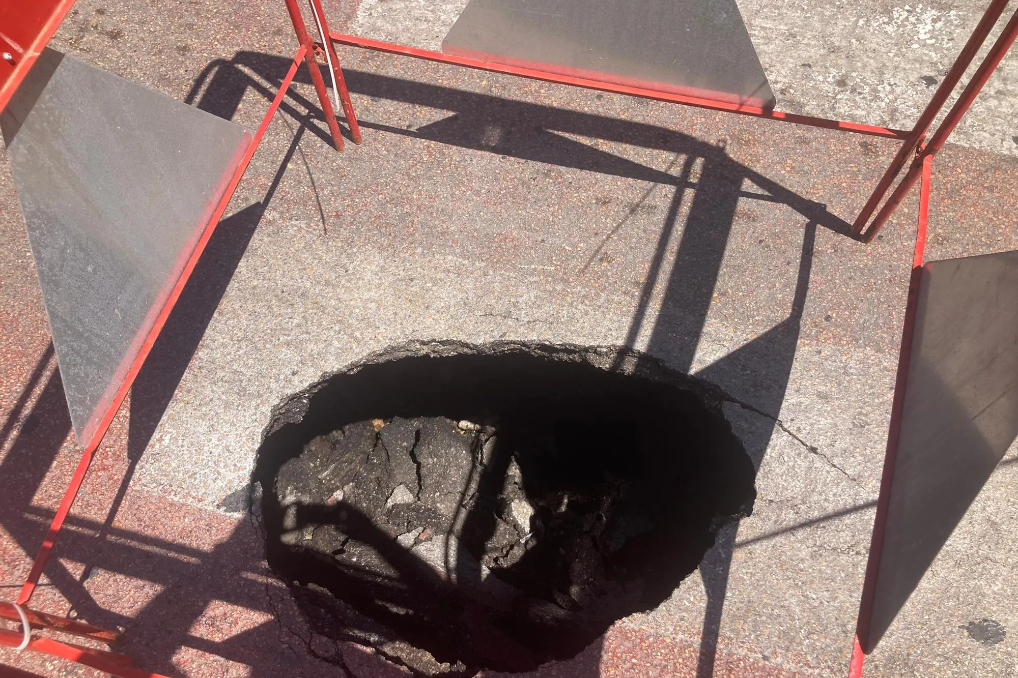 La voragine in via Ettore Sacchi- Porto Torres (foto Pala)