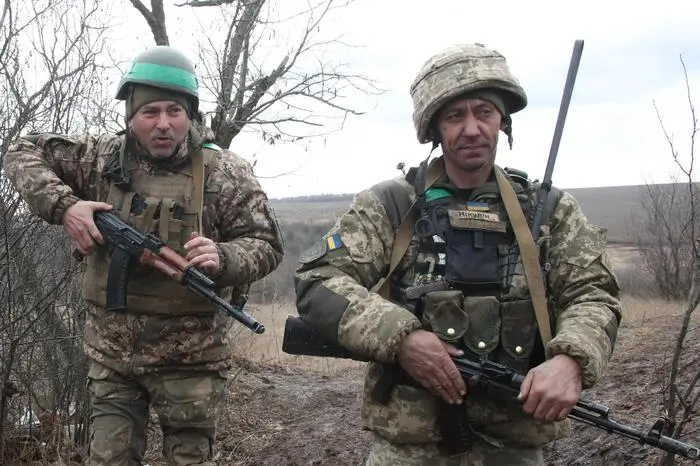 Militari ucraini al fronte (Ansa)