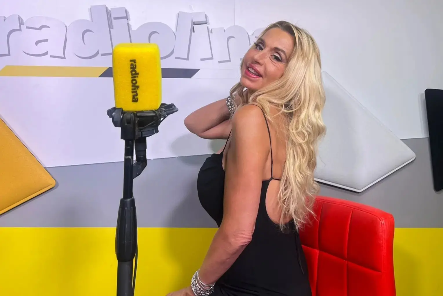 Valeria Marini negli studi di Radiolina (Archivio)