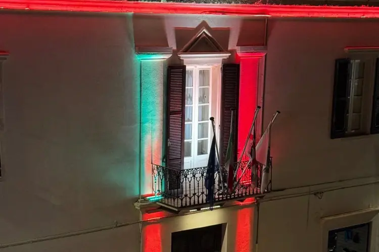 Luci rosse sul palazzo del marchese (foto Pala)