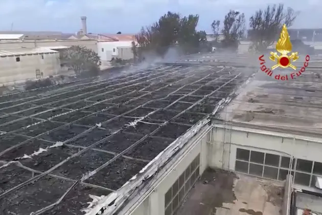 Il fuoco nella copertura ex Safisarda
