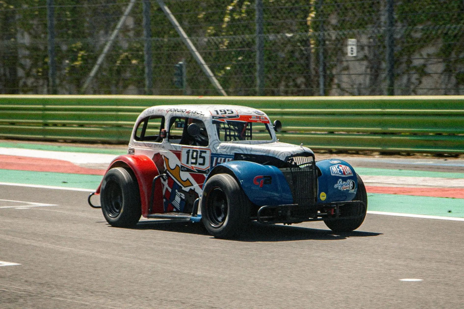 Giorgio Basoli alla guida di una Legend Car (foto concessa)