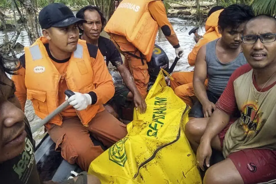 Un'immagine dei soccorsi in Indonesia (Ansa)