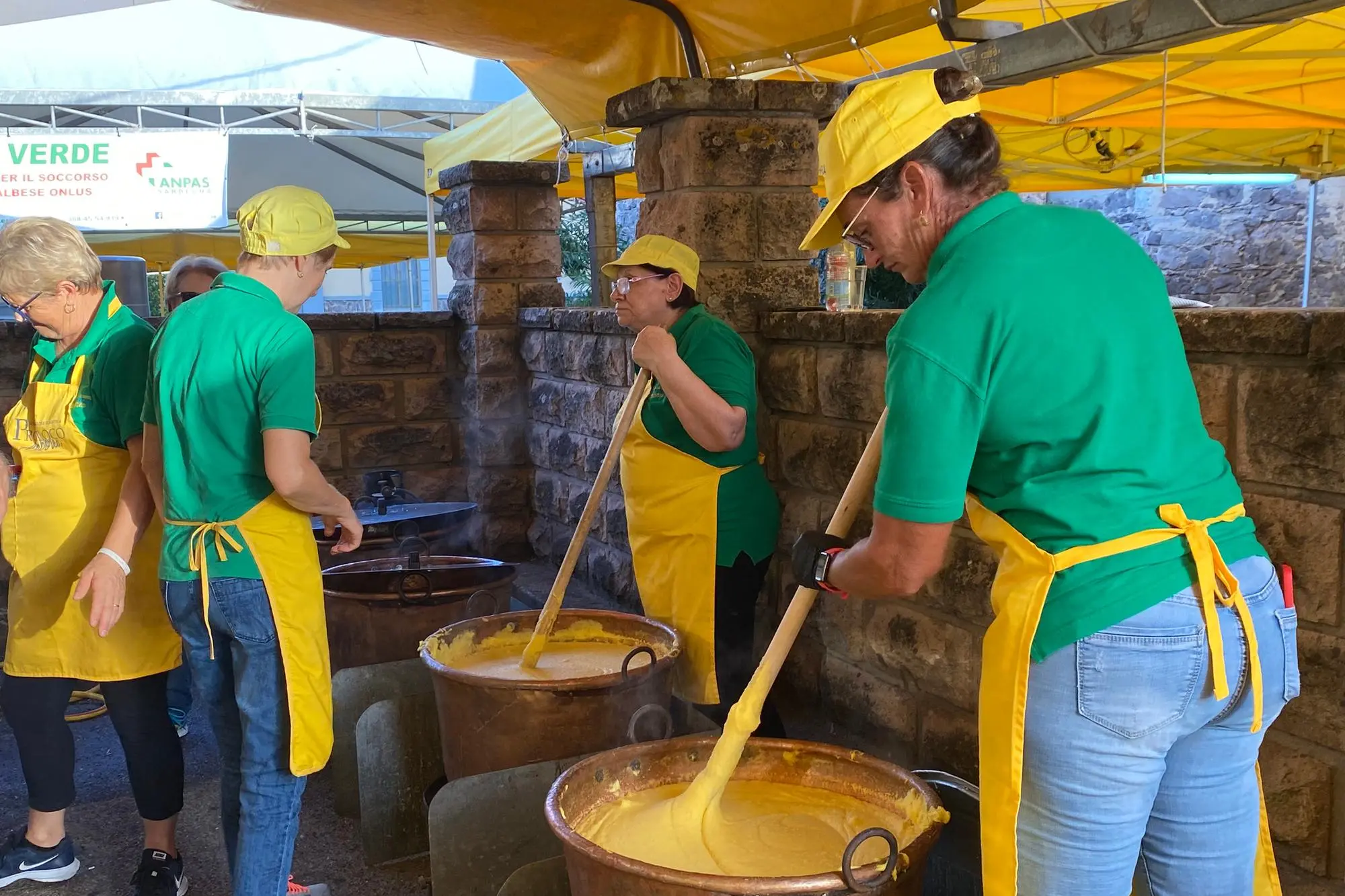 I soci della Pro loco che preparano la polenta (Foto Sara Pinna)