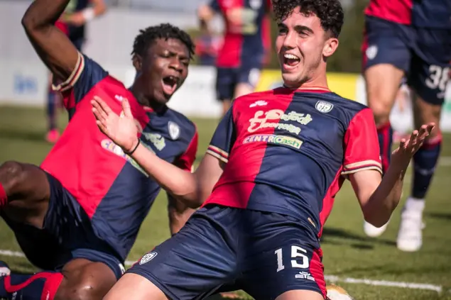 Davide Veroli 和 Ismael Konate（卡利亚里足球）