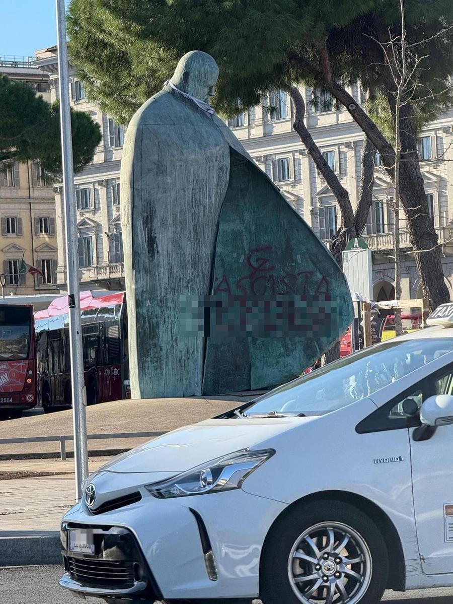 «Fascista»: imbrattata a Roma la statua di Papa Giovanni Paolo II