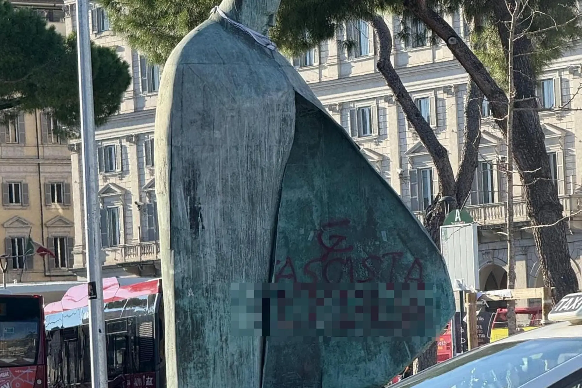 Imbrattata la statua di Papa Giovanni Paolo II (Ansa)