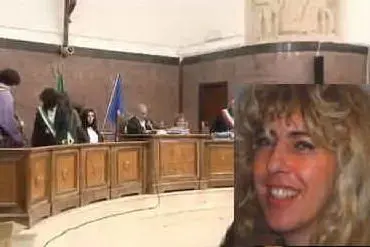 Orsola Serra e l'aula del tribunale durante il processo