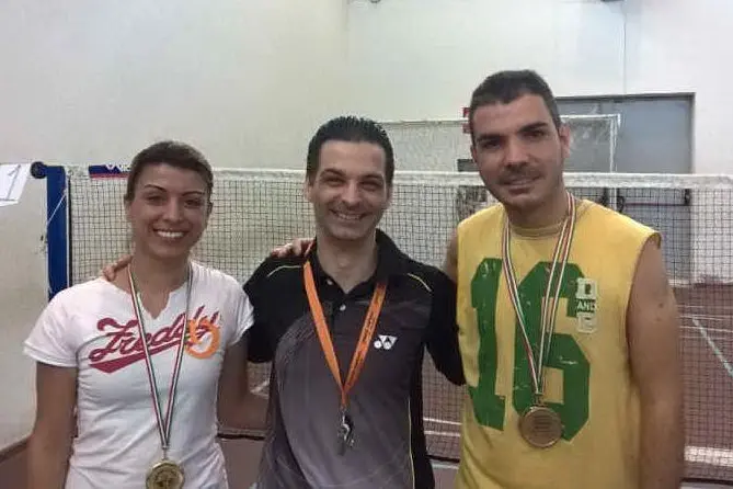 I premiati nel doppio misto: Alessandra Soro, al centro l'allenatore Mauro Frau e Simone Murru