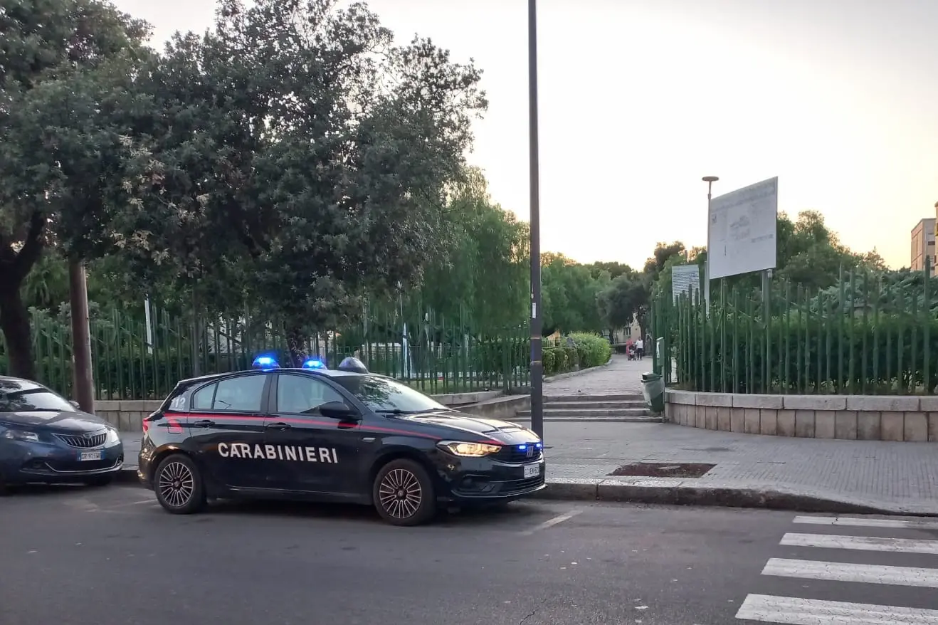 I carabinieri in piazza Matteotti a Quartu (foto Serreli)
