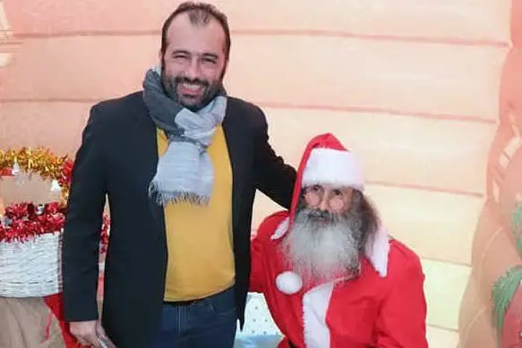 Il sindaco di Marrubiu con Babbo Natale (foto Pintori)