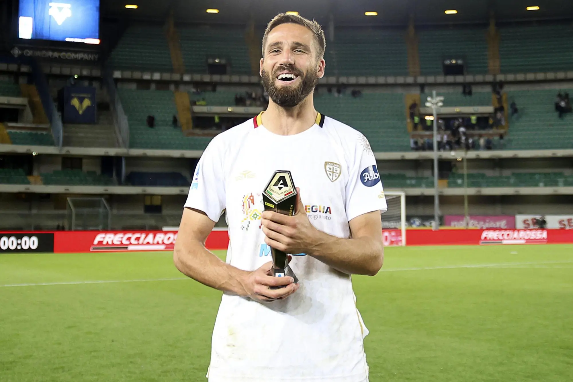 Leonardo Pavoletti col premio Player of the Match per Verona-Cagliari (foto Ansa)