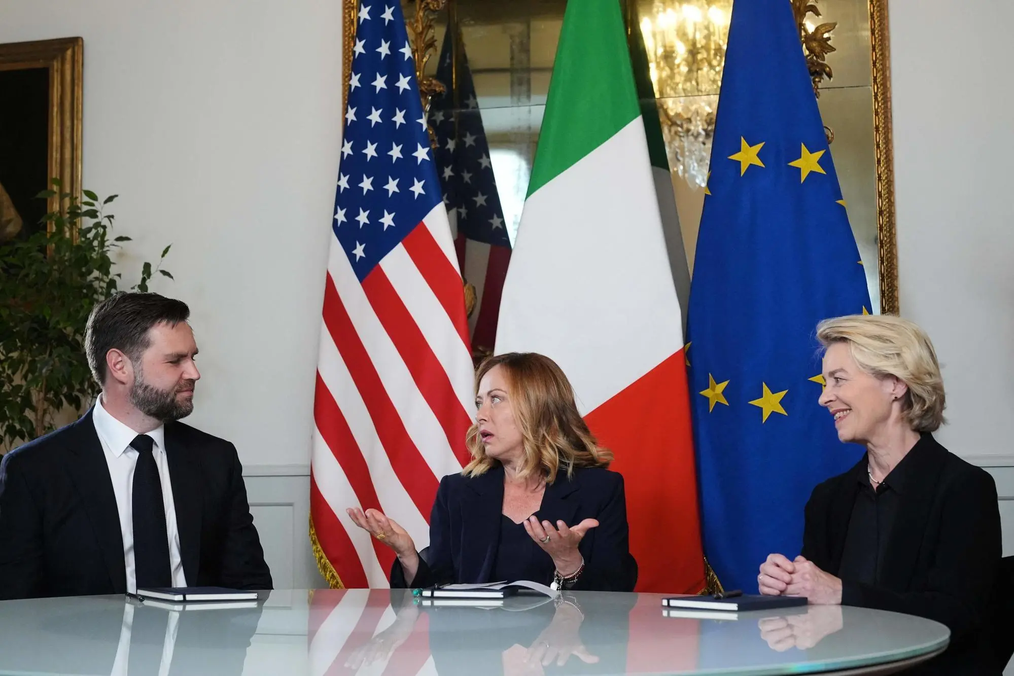 I tre leader a Palazzo Chigi (Ansa-Afp)