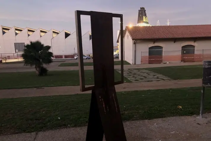 Il bassorilievo distrutto a Porto Torres (L'Unione Sarda - Pala)