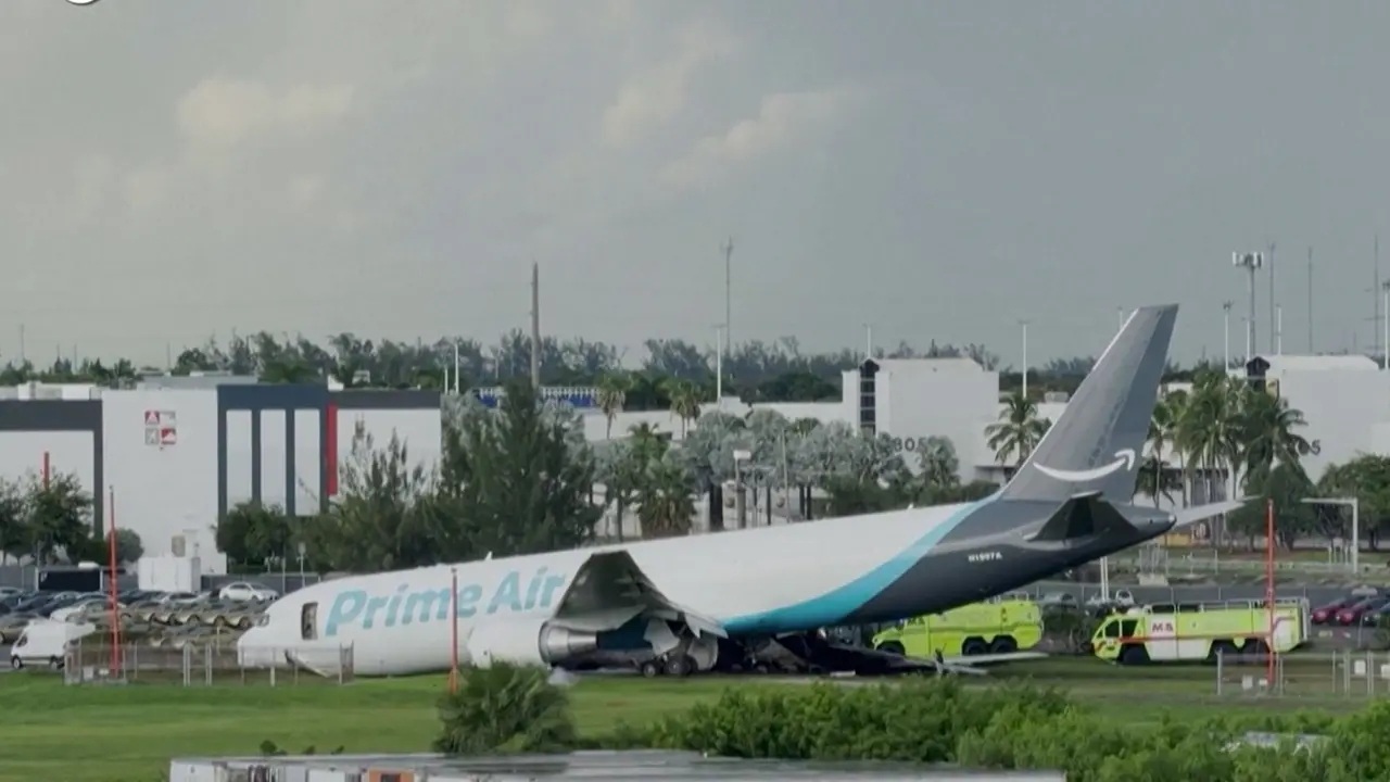 Usa, cargo di Amazon in atterraggio finisce fuori pista: almeno 5 morti