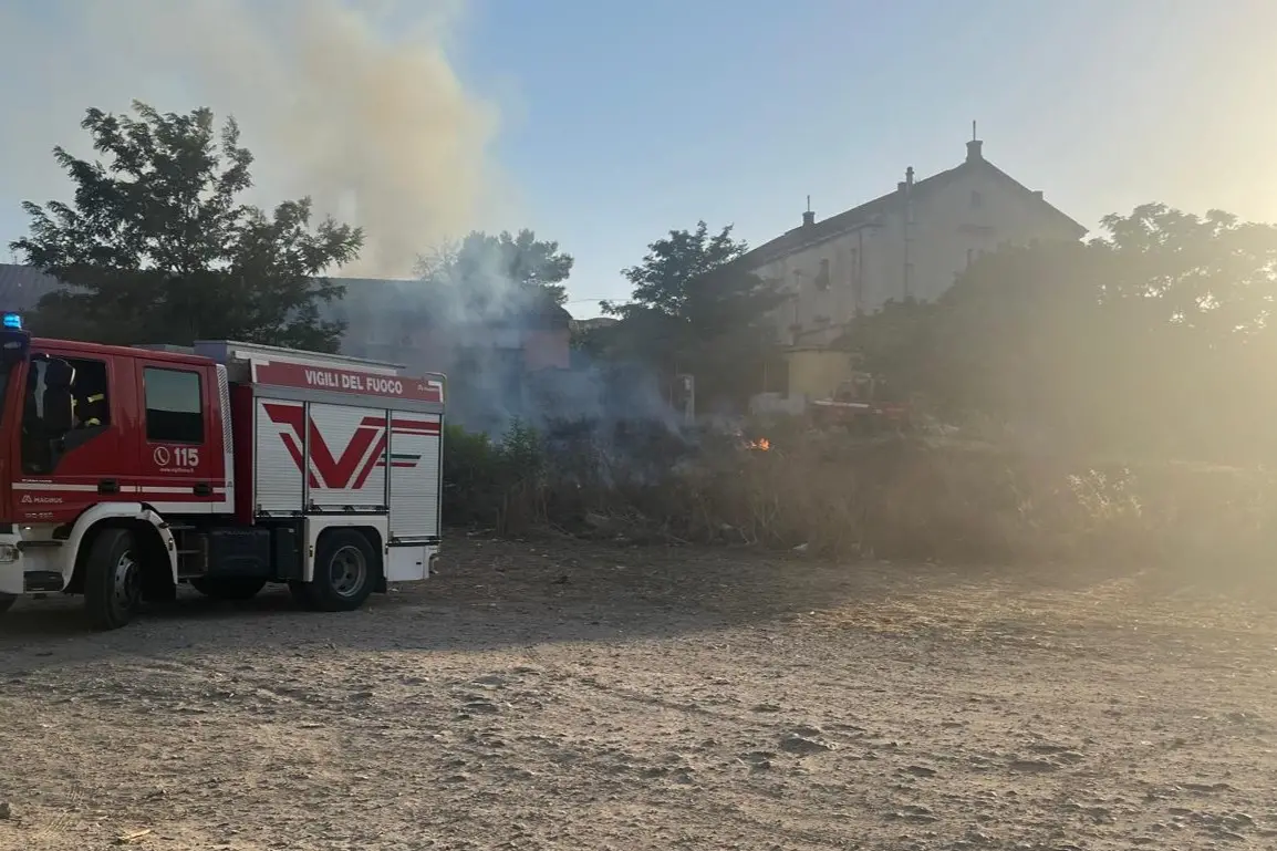 Cagliari, l'incendio davanti al Cus (L'Unione Sarda)