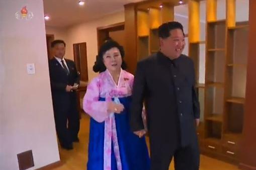 Kim Jong-un regala un appartamento di lusso all’annunciatrice “star” della tv di Stato
