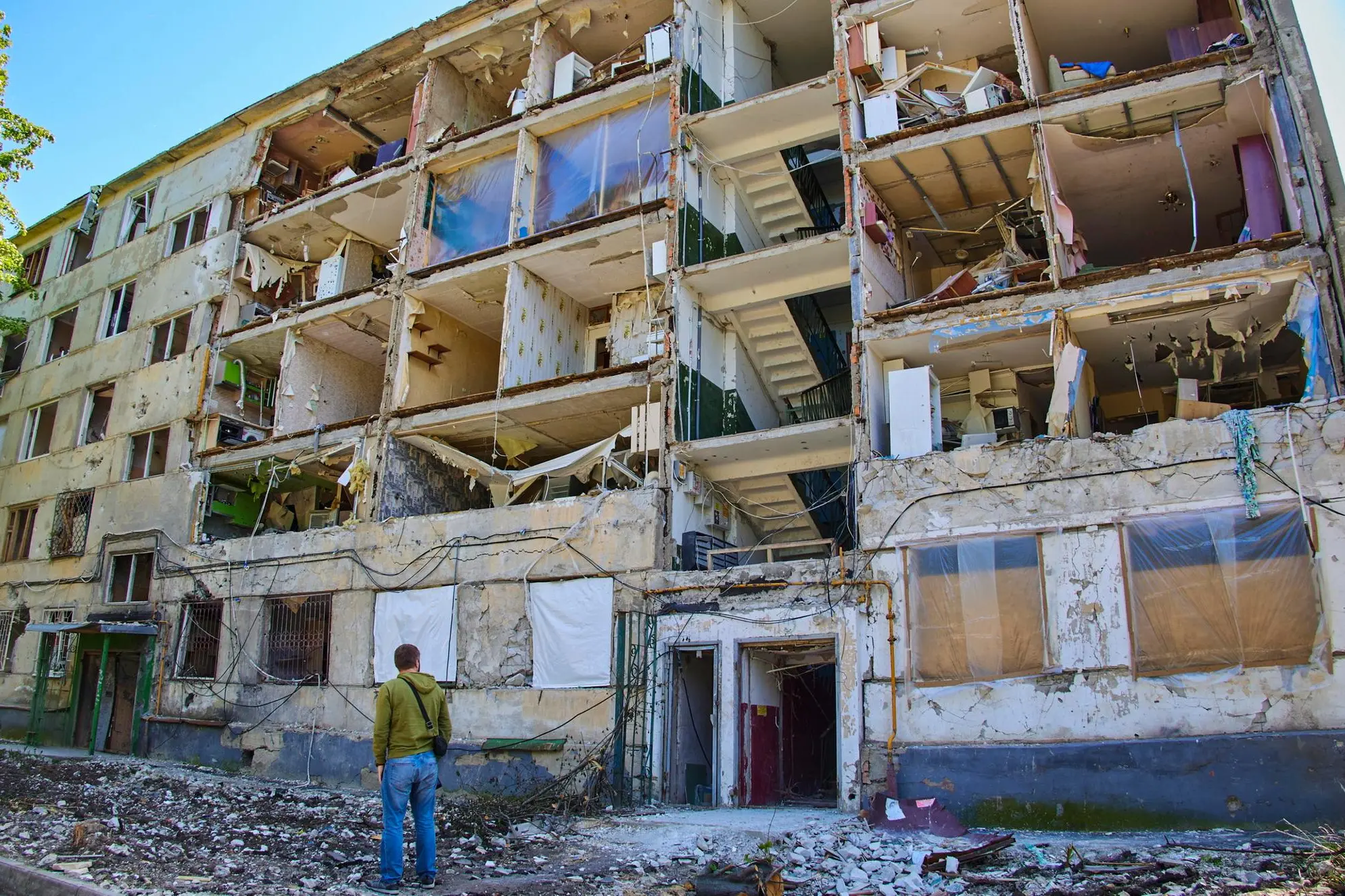 Un edificio sventrato a Kharkiv (Ansa - Epa)