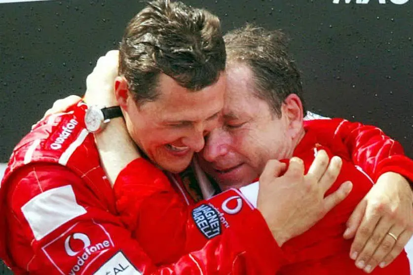 Michael Schumacher e Jean Todt dopo la vittoria del mondiale nel 2002 (Ansa)