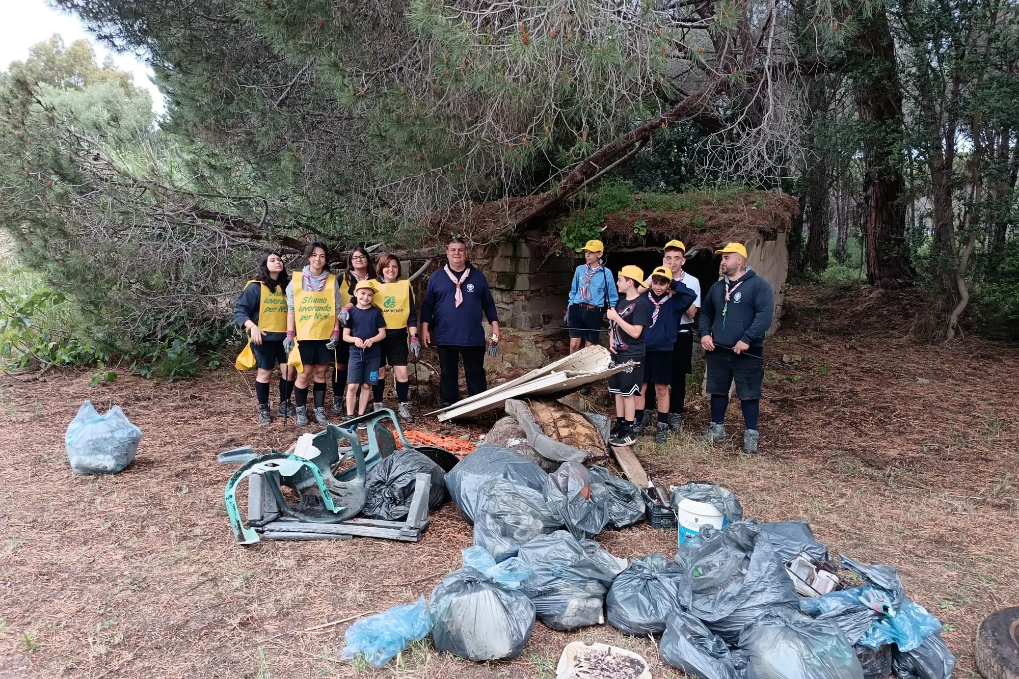 Volontari in azione nella pineta di Cortoghiana (foto Scano)