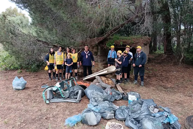 Volontari in azione nella pineta di Cortoghiana (foto Scano)