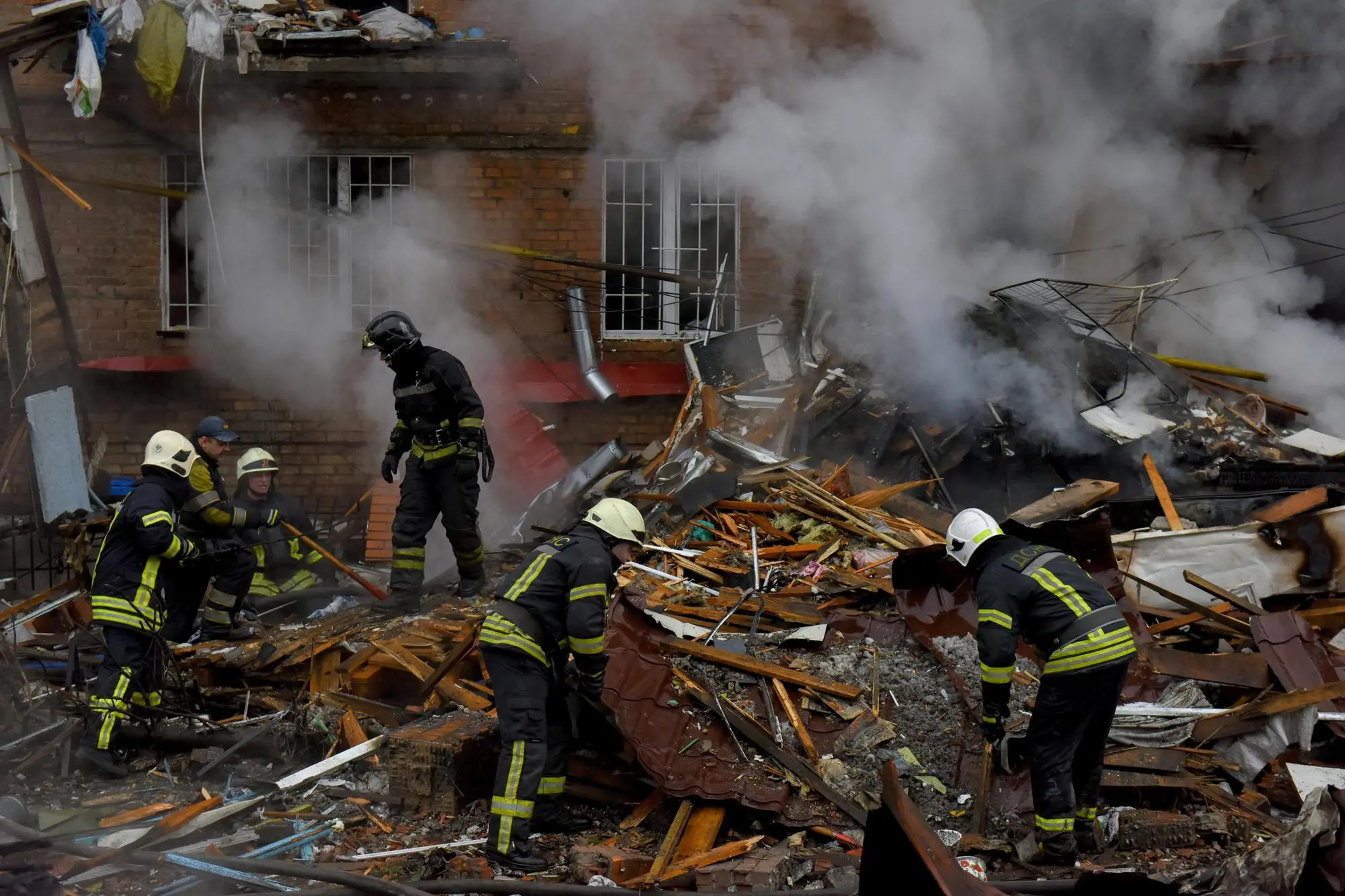 Edificio distrutto nella regione di Kiev (Ansa)
