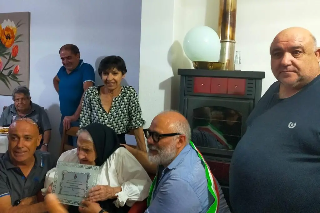 La festa per i 100 anni di Lucia Murru con familiari e amministratori comunali (foto concessa)