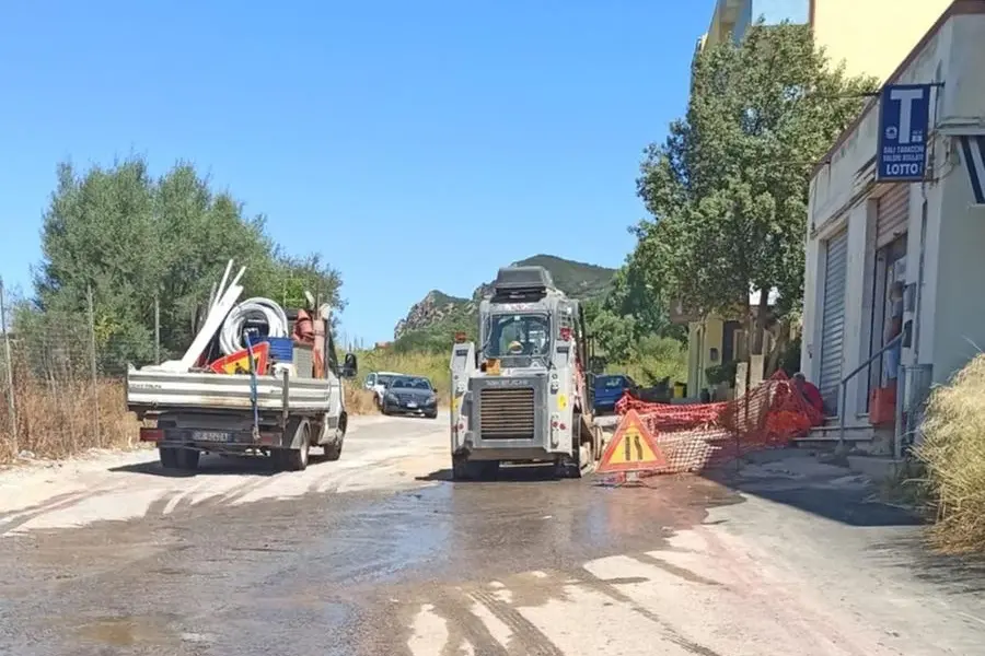 Grossa perdita d'acqua in via Barbagia a Carbonia (foto Giuliano Usai)