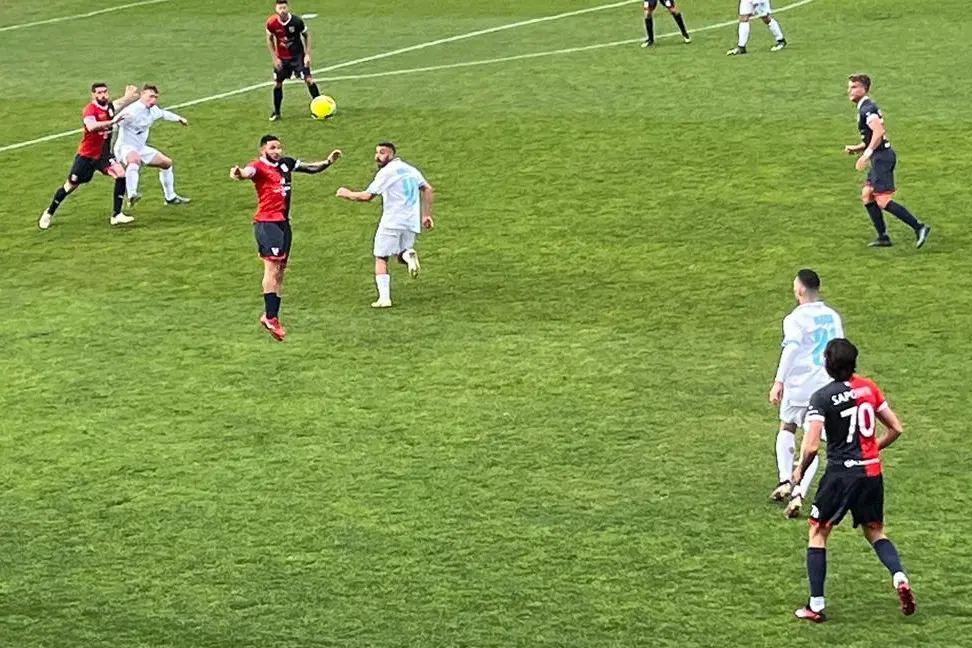 Un'immagine dell'ultimo derby tra Olbia e Torres giocato al "Nespoli" (foto Ilenia Giagnoni)