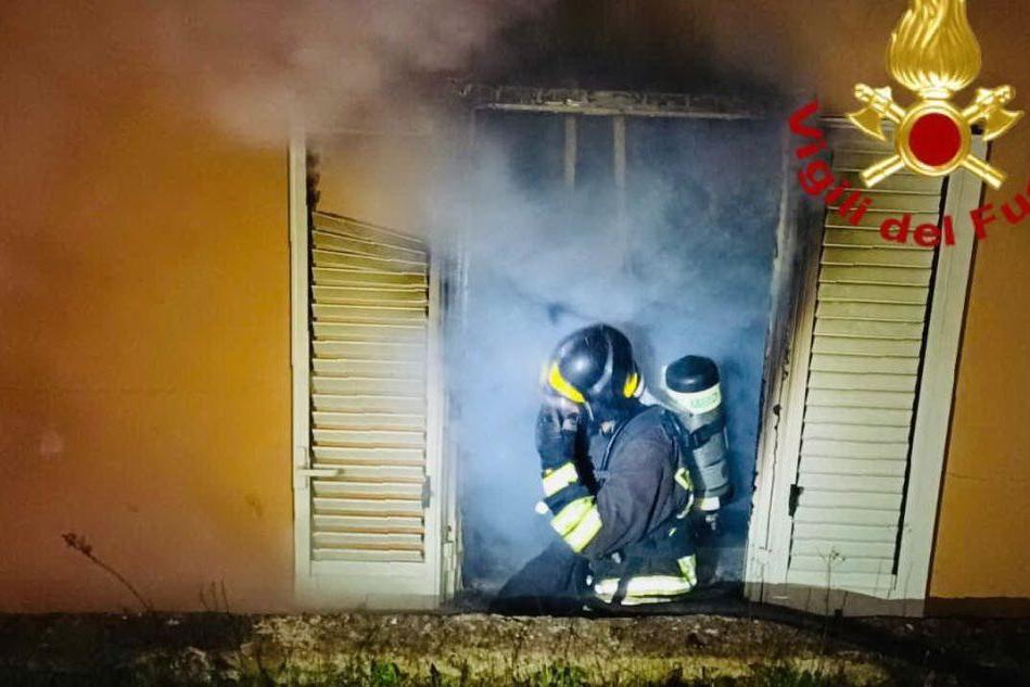 Loiri Porto San Paolo, abitazione in fiamme: una persona intossicata