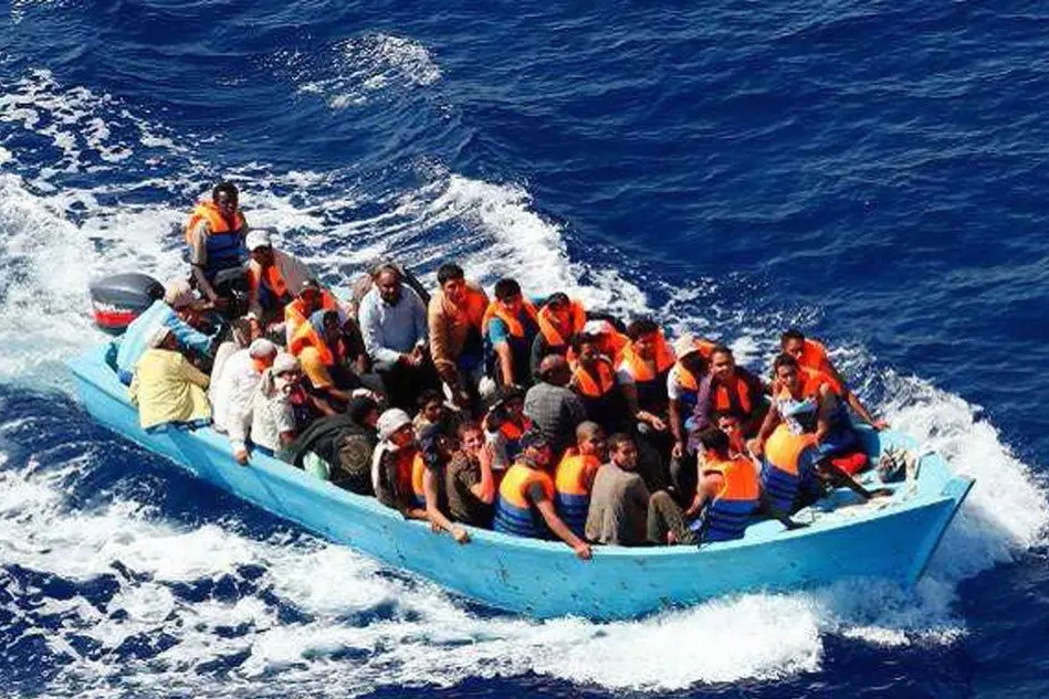 Un barcone di migranti (Archivio L'Unione Sarda)