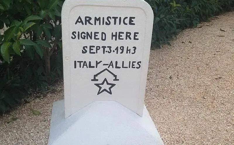 Il cippo che ricorda l'armistizio