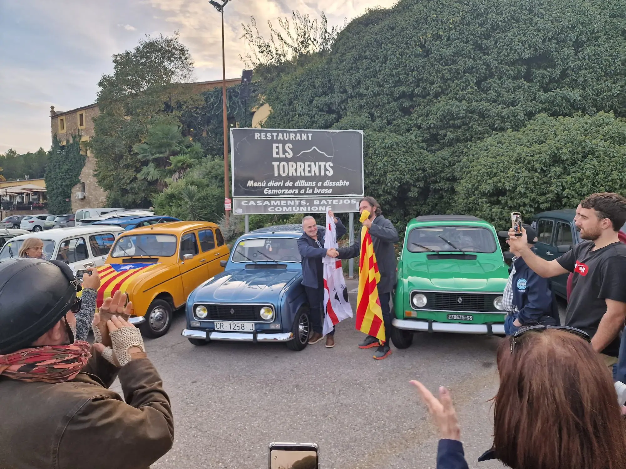 Il gemellaggio tra i club dedicati alle Renault 4 della Sardegna e della Catalogna (foto concedssa da Ludovico Fara)