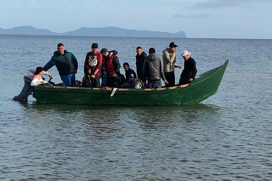 Uno sbarco di migranti (L'Unione Sarda - Scano)