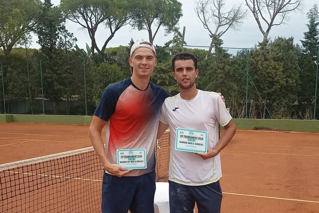 Da sinistra, Pyotr Nesterov e Pol Martin Tiffon alle premiazioni del quinto Itf Combined del Forte Village (foto concessa)