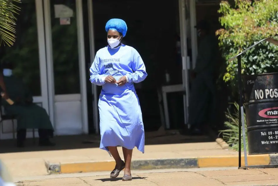 Un'infermiera ad Harare, in Zimbabwe (Ansa)