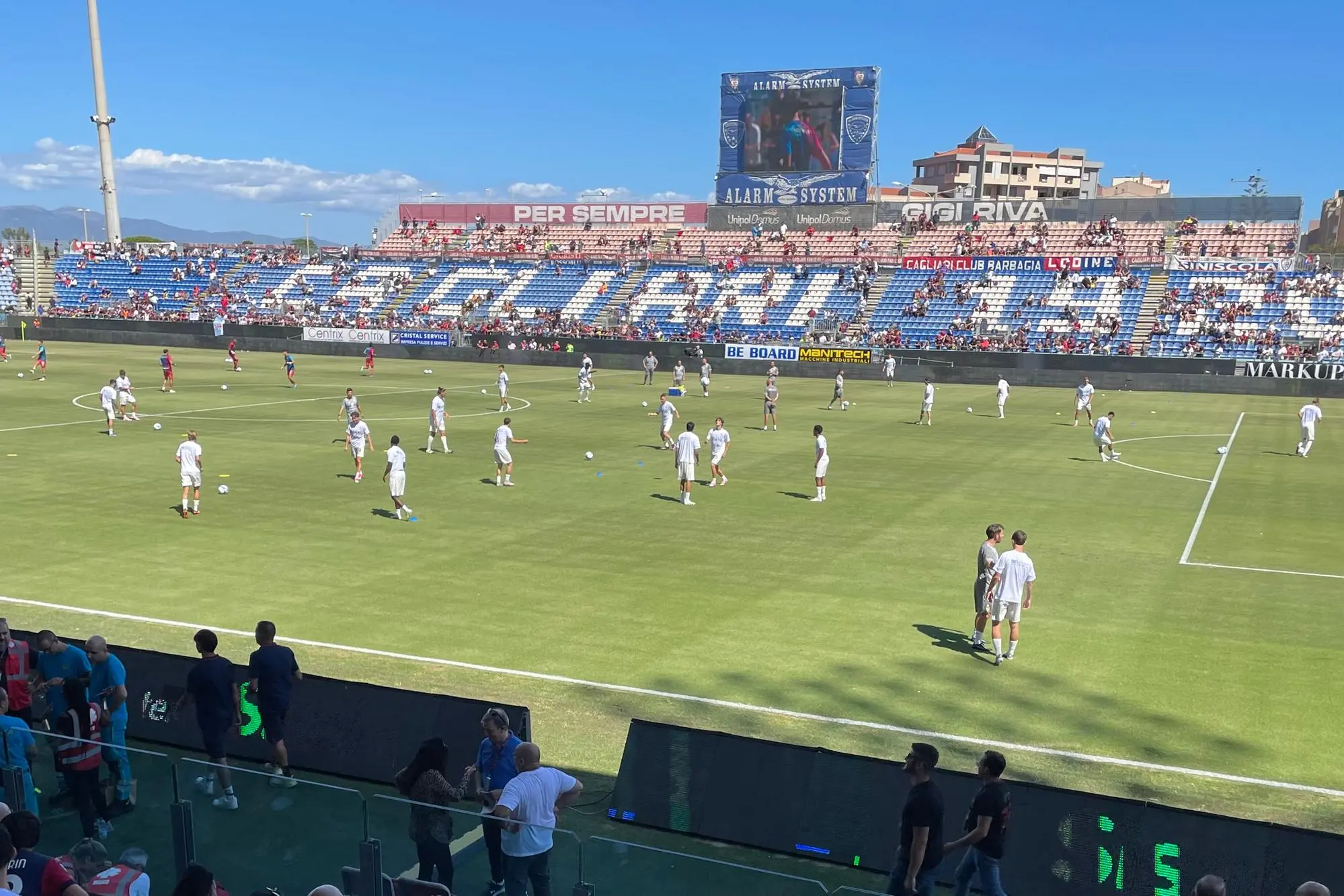 Tifosi all’Unipol Domus per una partita del Cagliari (foto Spignesi)