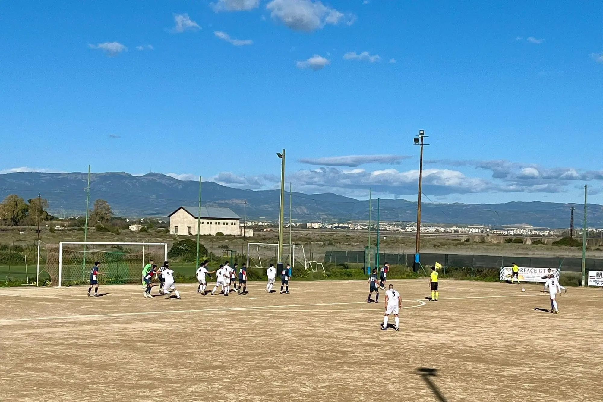 Un calcio di punizione dal limite dell’area dell’Atletico battuto da Roberto Serra, 20 anni, attaccante del Cus Cagliari (Foto d'Archivio)